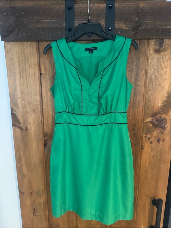Banana Republic Dresses & Skirts - Banana Republic Emerald Green Sleeveless V-Neck Sheath Dress